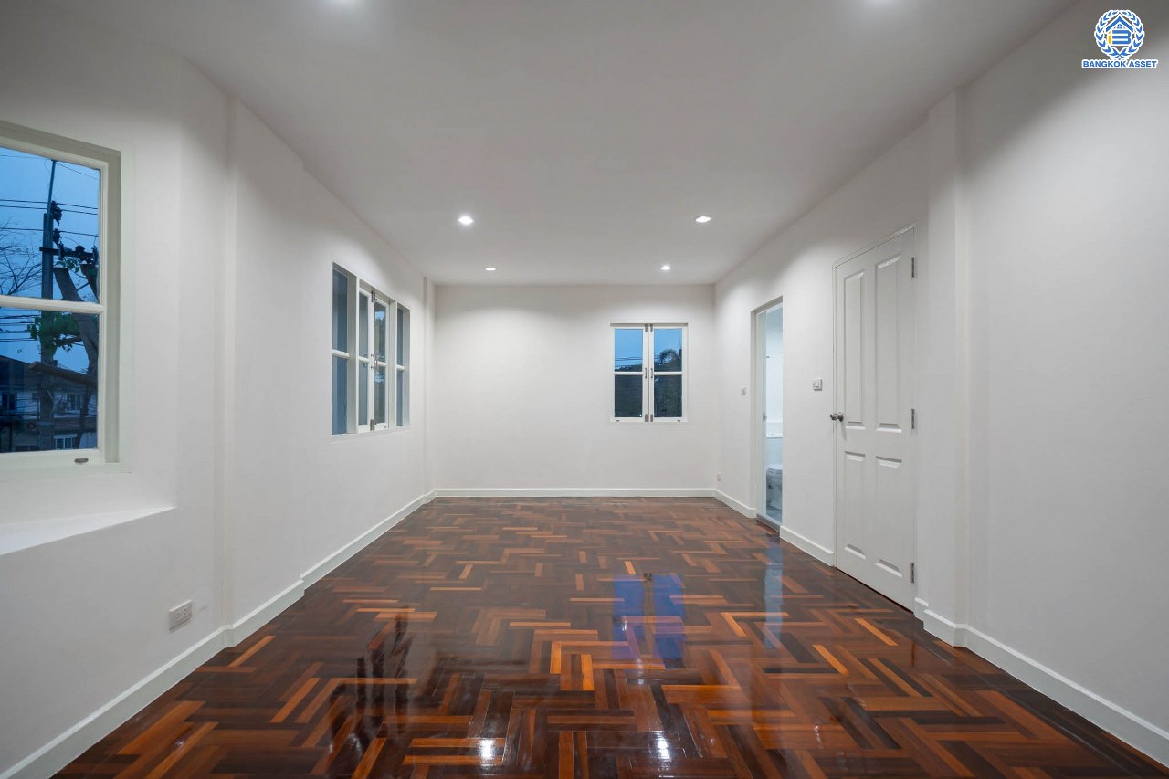 บ้านมือสองตกแต่งใหม่ โครงการ ชลลดา วัดลาดปลาดุก บ้านเดี่ยวหลังมุม คุณภาพระดับ L&H บนเนื้อที่ 57.7 ตร.ว. ฟังก์ชัน 3 ห้องนอน 2 ห้องน้ำ จอดรถได้ 1 คัน บนทำเลศักยภาพ เพียง 15 นาทีถึงเซ็นทรัลเวสท์เกต ใกล้รถไฟฟ้าสายสีม่วง "สถานีคลองบางไผ่"